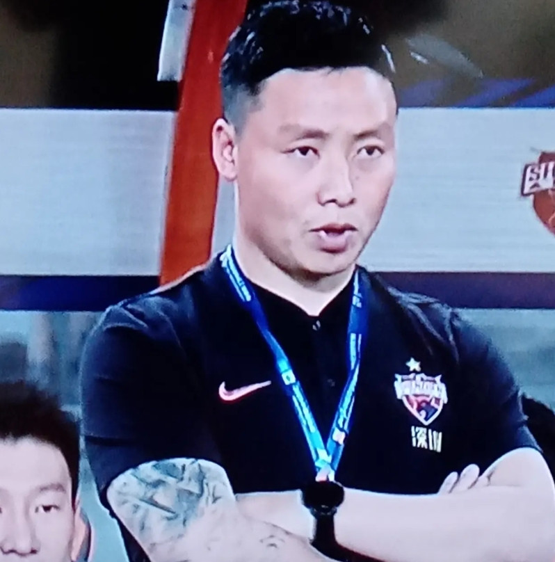 据昨日中超深圳新鹏城足球俱乐部官宣：现年40岁的前国脚助理教练陈涛，担任新鹏城足