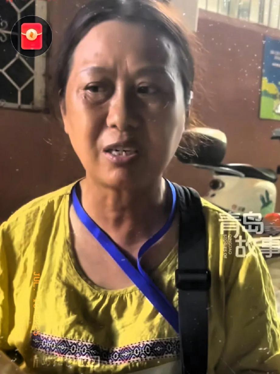 重温青岛58岁刘玉荣下海救人视频，我发现一个重要的细节，竟然和连救5人的张伟一样