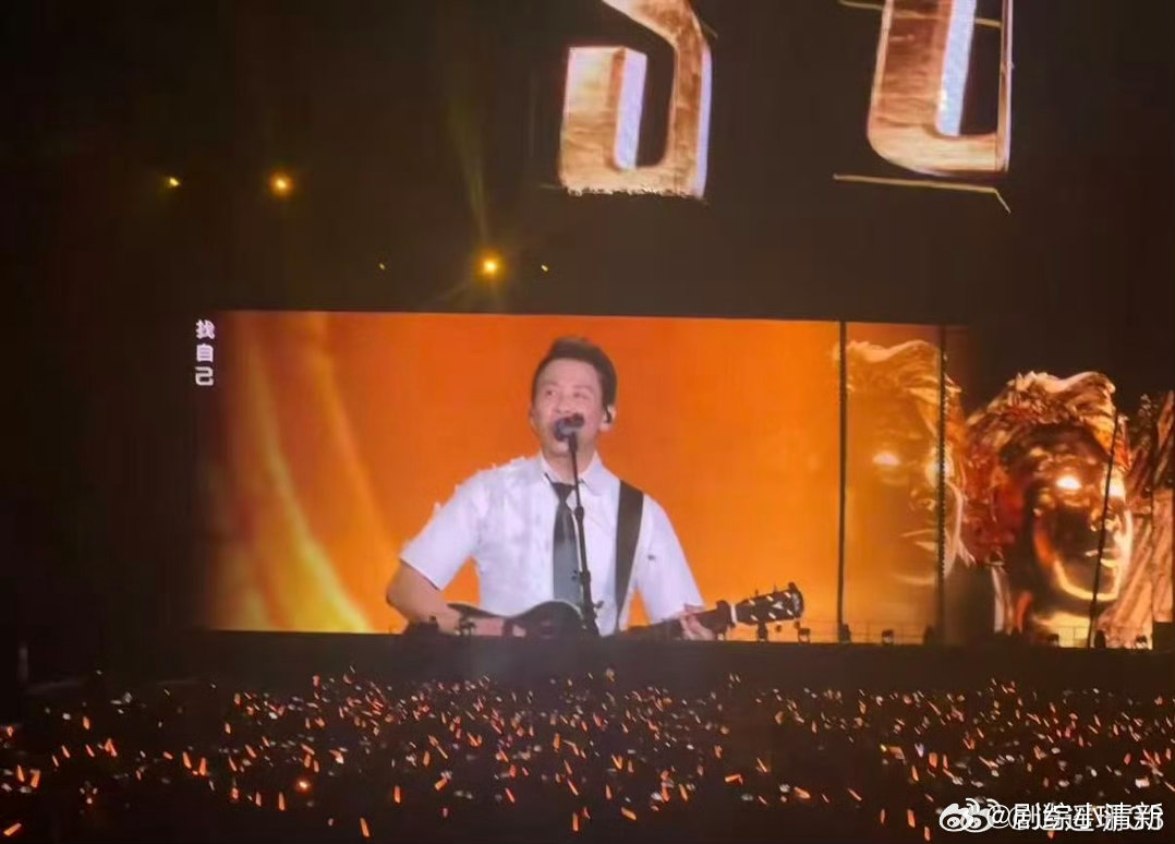 这竟然是陶喆陶喆这套造型，属实是把自己穿回了二十岁。白衬衫清清爽爽，短裤青春感