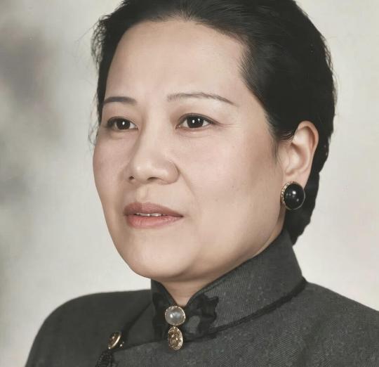 宋霭龄，宋家大姐，曾经风光无限，富甲一方。但晚年，她在纽约深居简出，几乎不见人。
