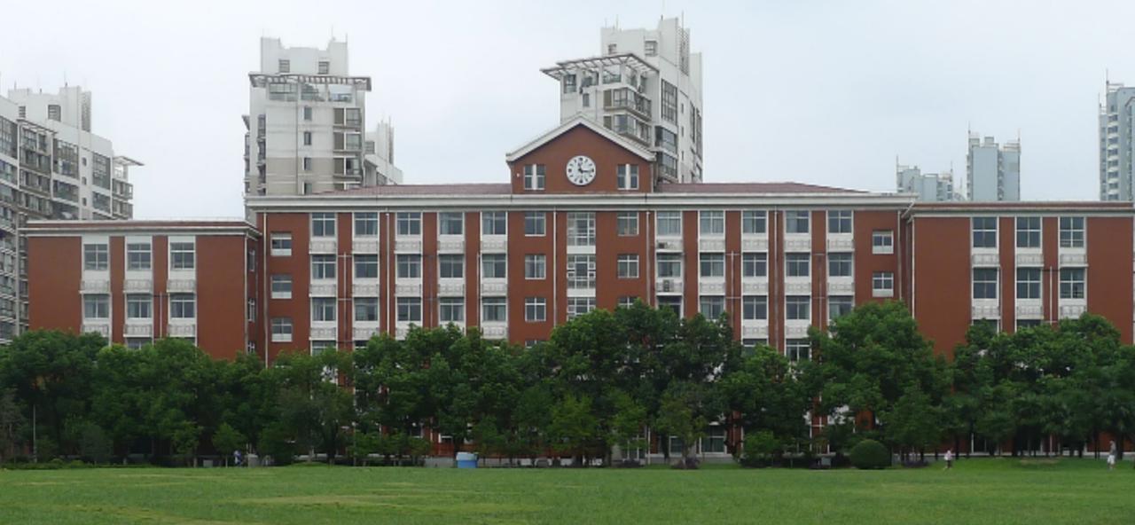 高考填志愿，要不要出省？这个问题困扰着无数考生和家长。出省的诱惑更大的世