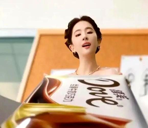 刘亦菲们正在被品牌「缩小」。德芙砍掉她40%画面后，产品搜索量弹跳30%。宝