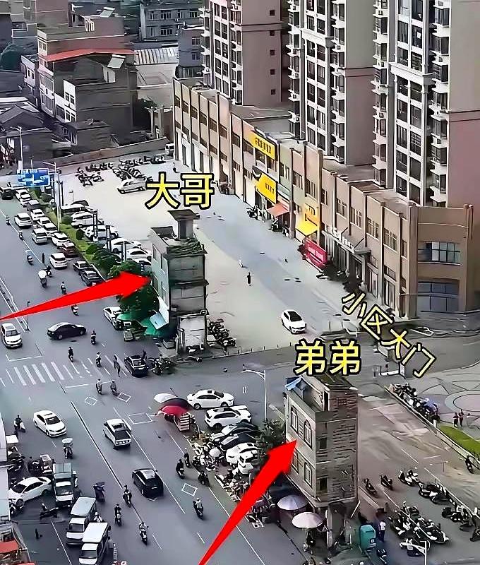 拆迁时因为价码谈不拢，这哥俩成了钉子户，就这么着，这两栋房子现在貌似成了小区的岗