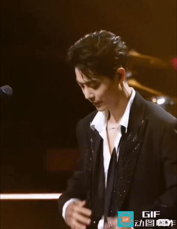 笑不活！[笑着哭]肖战到底是演员还是歌手？No,双栖巨星，世首帅！