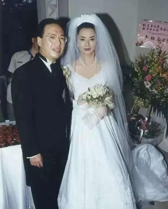 1996年，金马影后胡慧中与帮派大佬唐重生离婚后，转身嫁给了香港高官何志平，唐重