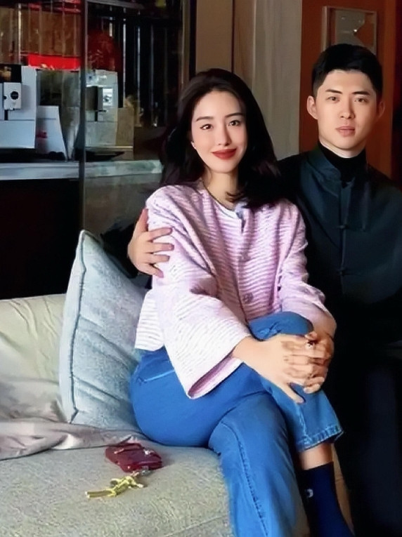 杨采钰泉州婆家的新年全家福太暖了吧！首次跟着97年富三代老公张向荣回泉州过年