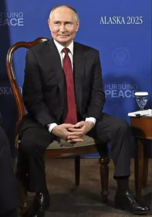 普京用的是替身？普京回到克里姆林宫召开会议，此时的普京才更像我们认识的威风凛凛的