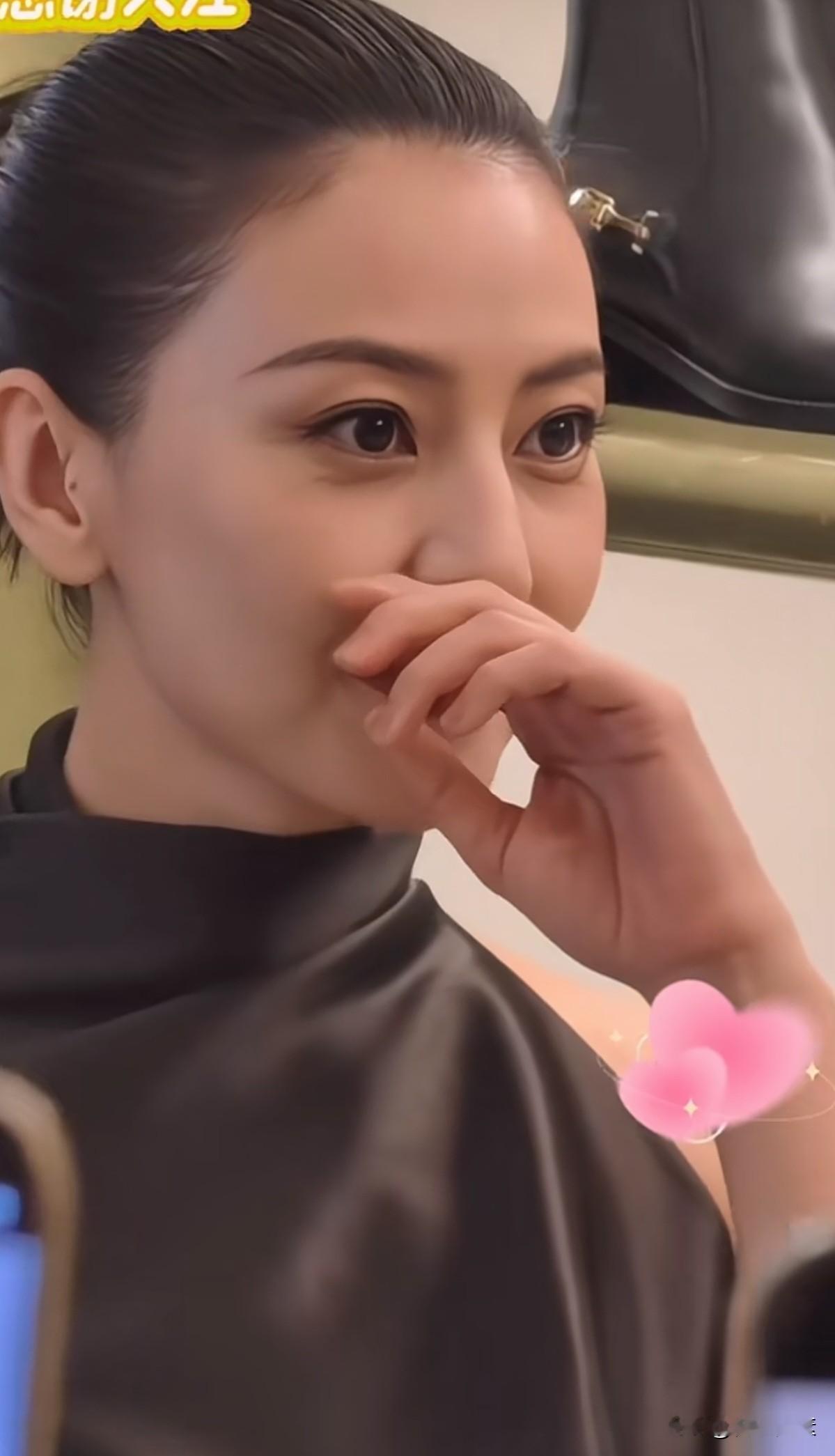 高圆圆人气太旺了，是一个很耐看的女孩。无论是正面还是侧面，都是完美无缺，即使如今岁数大了也很美。