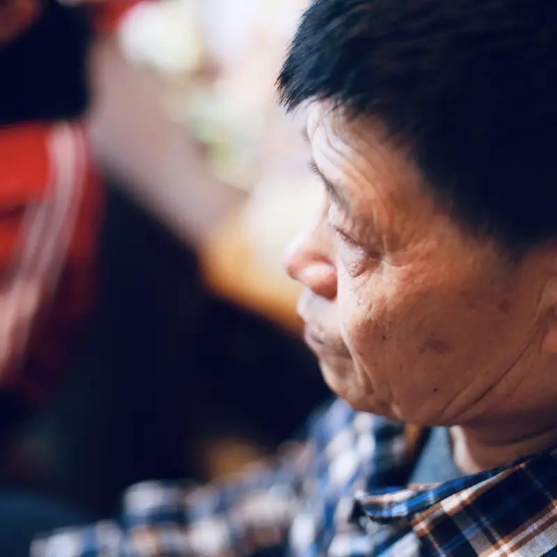 父母去世，女儿回大伯家过年，泪流满面父母去世，女儿回大伯家过年，泪流满面。这