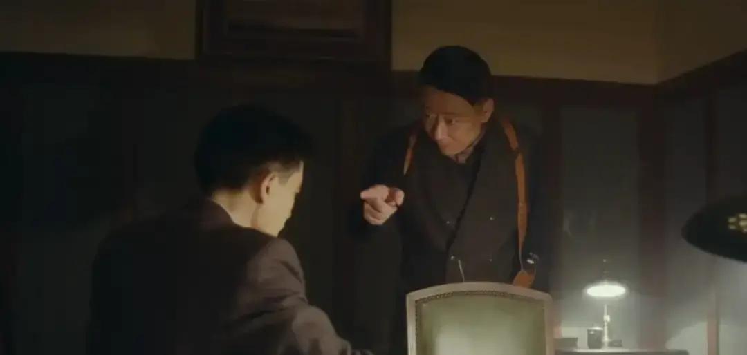 码头风大，黄公杰盯着蒙头绑来的何贤：“大濠帮放人这么干脆？你怕不是双面卧底