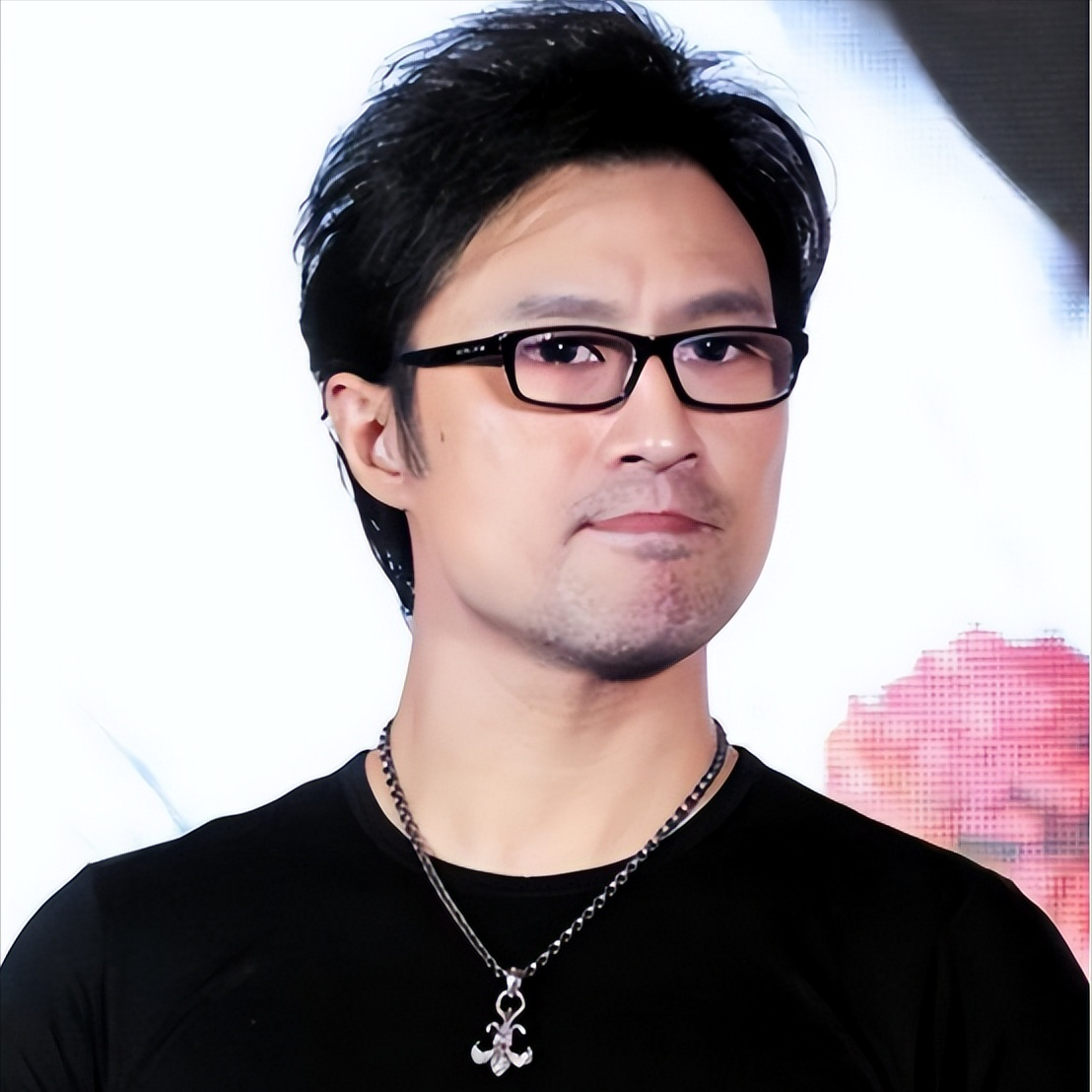 2005年，葛荟婕被汪峰赶出家门，她苦苦哀求汪峰：“我好歹给你生了个孩子，你多少
