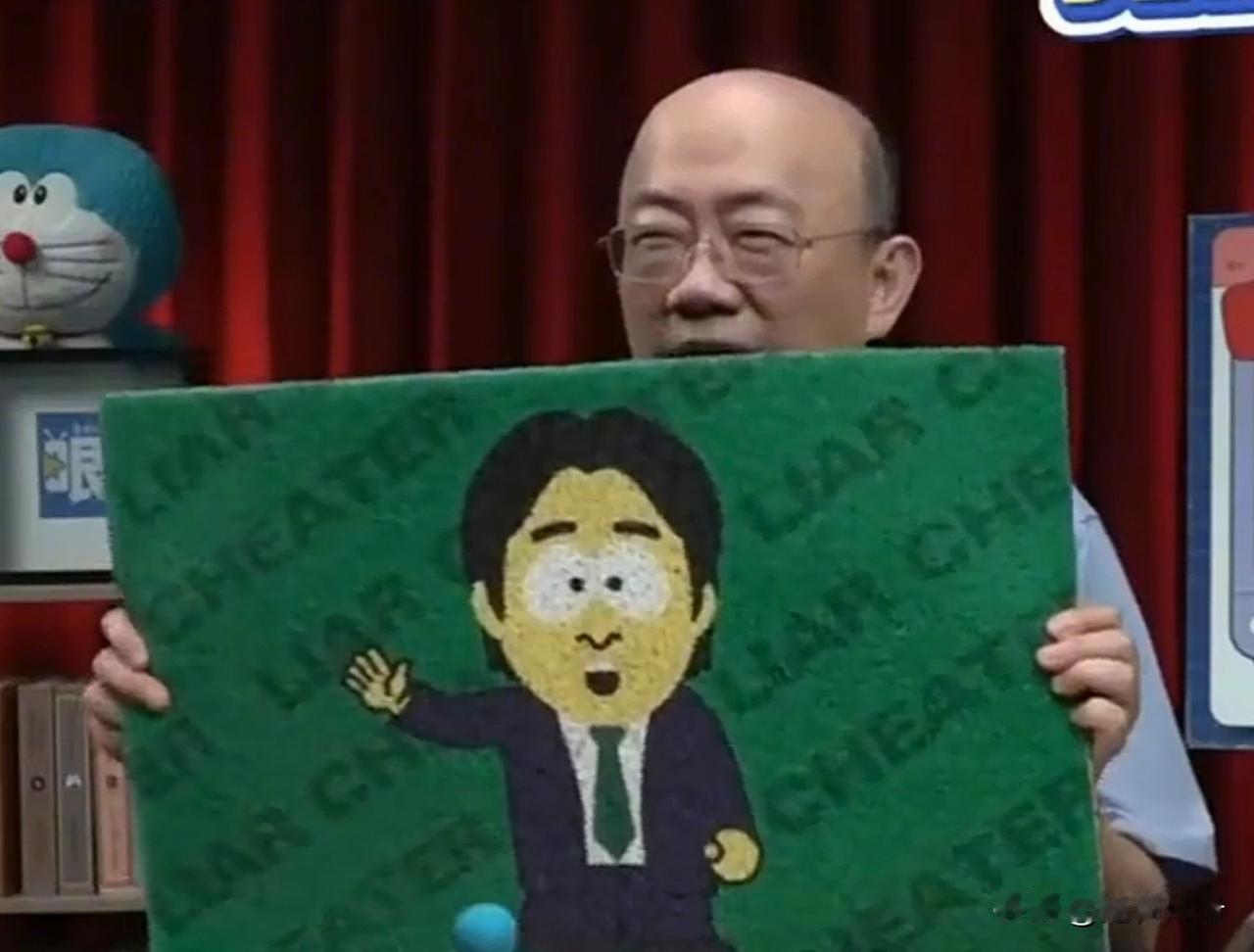 有网友问台湾时事评论员郭正亮，我给你寄的赖桑小礼物有没有收到。郭正亮一笑坏笑，开