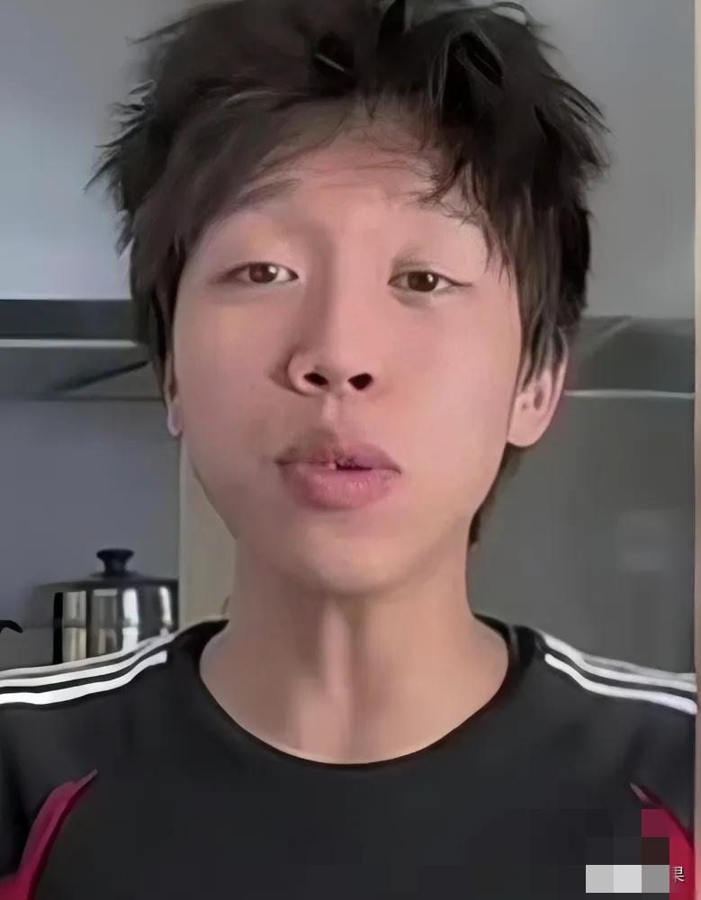 导师刚投案，闫学晶家的“中戏学霸”侄子，就藏不住了。别看他1米85，长得人五