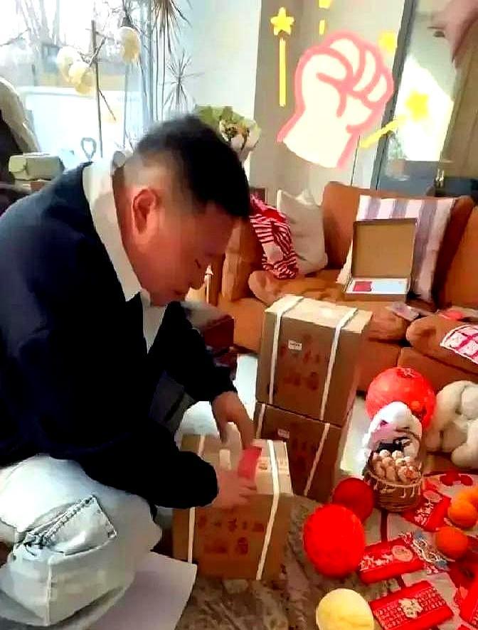 郭德纲当众催婚，郭麒麟一句现挂，直接把身边的阎鹤祥干到肩膀狂抖。就这18分