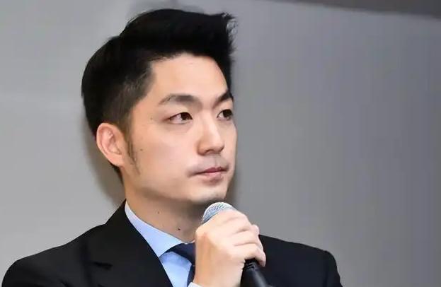 蒋万安的手腕真不是一般的厉害，上午还在那跟郑丽文握手的通稿，下午就直接坐到郑丽文