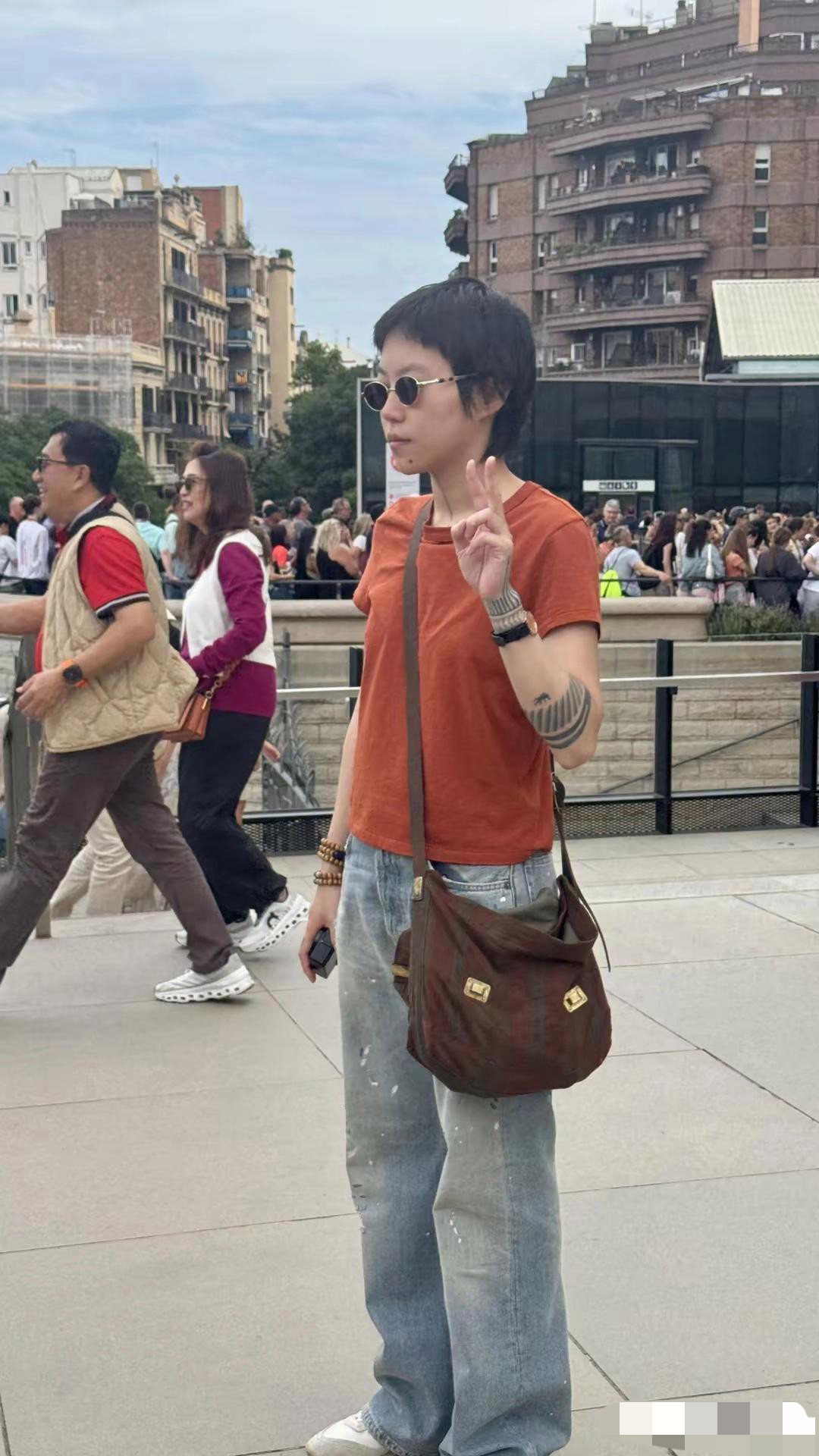 王菲大女儿窦靖童，在西班牙逛街，留着男性短发，手上戴5手串，很有个性，长得超像王
