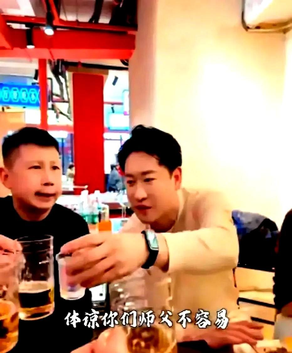 曹云金把京城最贵的私人会所包了一层，请人吃夜宵。他请何云伟等八人吃夜宵，账单