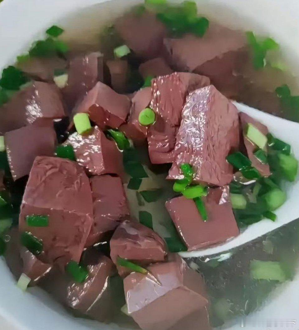 这么美味的猪血汤可能再也吃不到了？？今天出门吃早餐，想点份猪血粉，结果老板说没有
