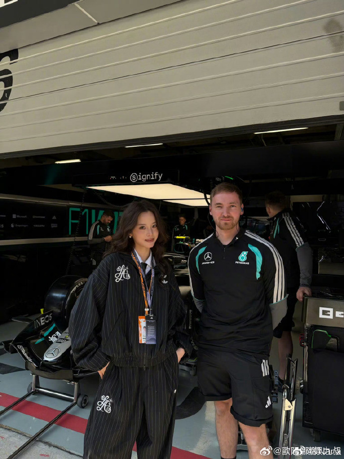 欧阳娜娜朋克风卷发欧阳娜娜太会拿捏风格了🥰上海F1观赛图中，赛博朋克风卷发