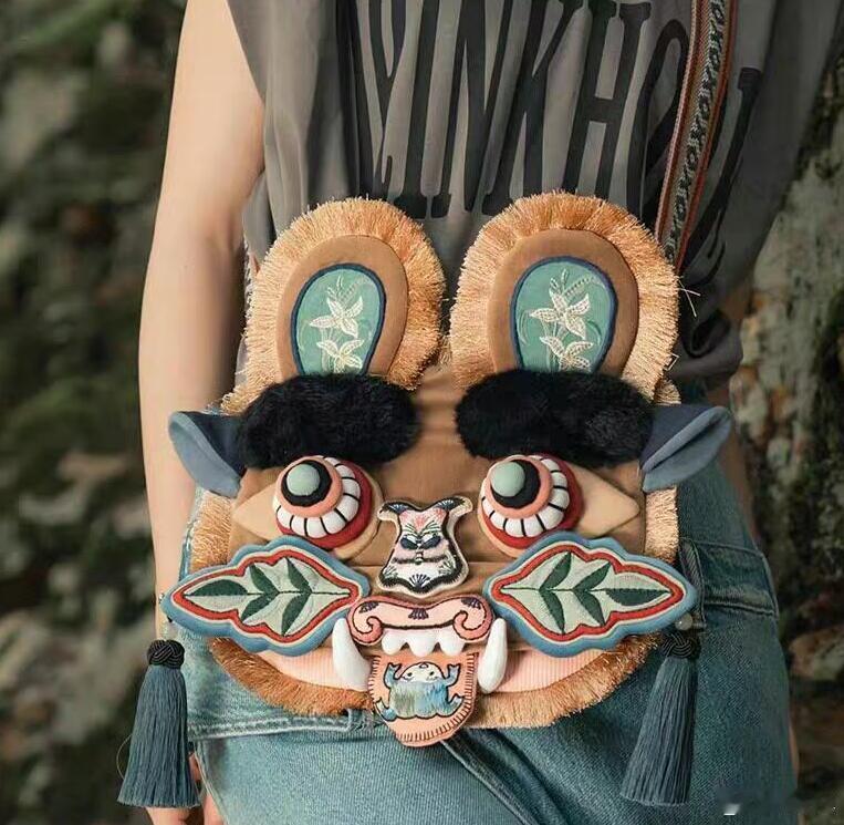 老马是会来事儿的，让孩子穿上了新中式风格的服装，还专门弄了个虎头包，一下子就火了