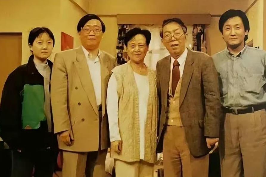 90年代，梁家三兄妹和家人合影，镜头中分别是女儿梁欢、长子梁左、母亲谌容、父亲范