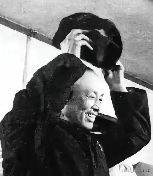 1975年，周养浩特赦后非要去台湾投奔蒋介石，刚到香港蒋介石就死了，他在酒店等了