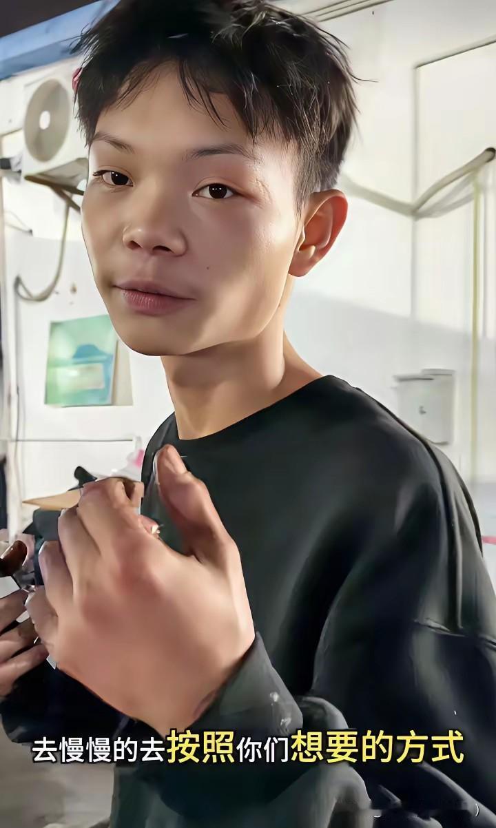 烤鸡少年的扩店计划终止了把路边摊做成夜市“网红烤鸡”的小宇，刚要扩店就被人“踩