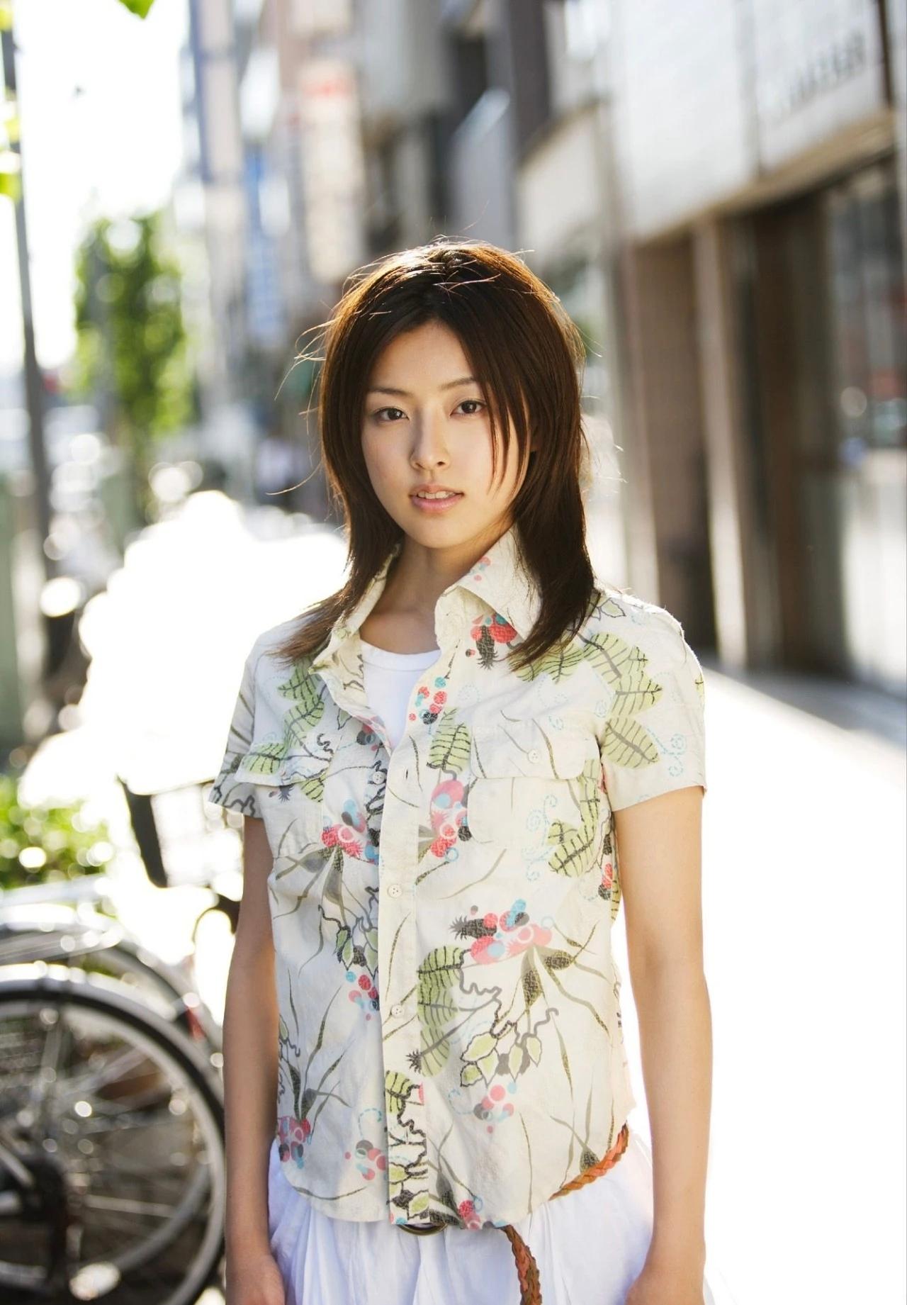 夏日清新穿搭，印花衬衫搭配白色裙子，轻松自在！谁知道她的名字，谁还记得她。。。。