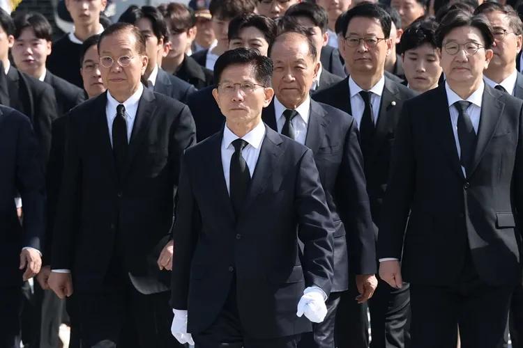 西装，领带，衬衣等表面都统一的国民力量，内心的疙瘩在利益面前暴露了。走在最前