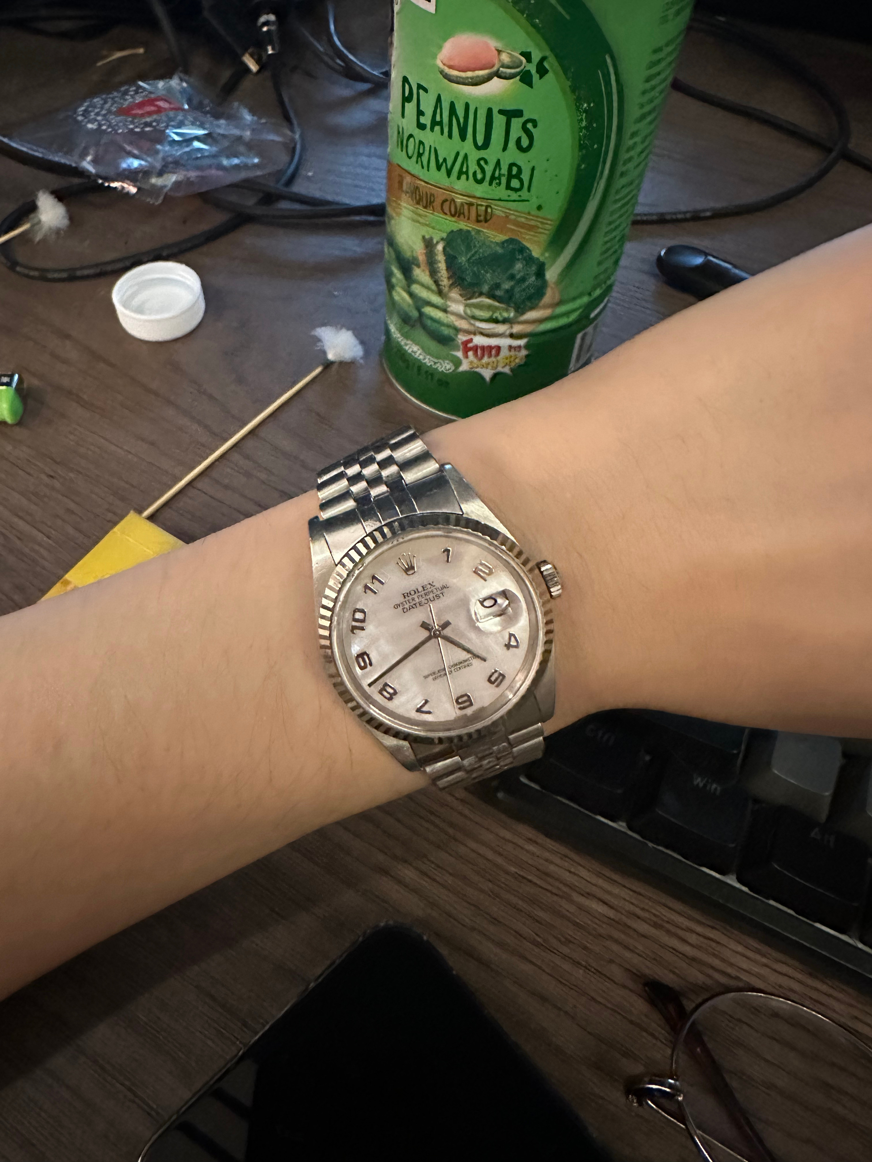 海豹08出来大家发现贝母好看了，而大象在五年前就戴贝母盘的表了，大象审美是遥遥领
