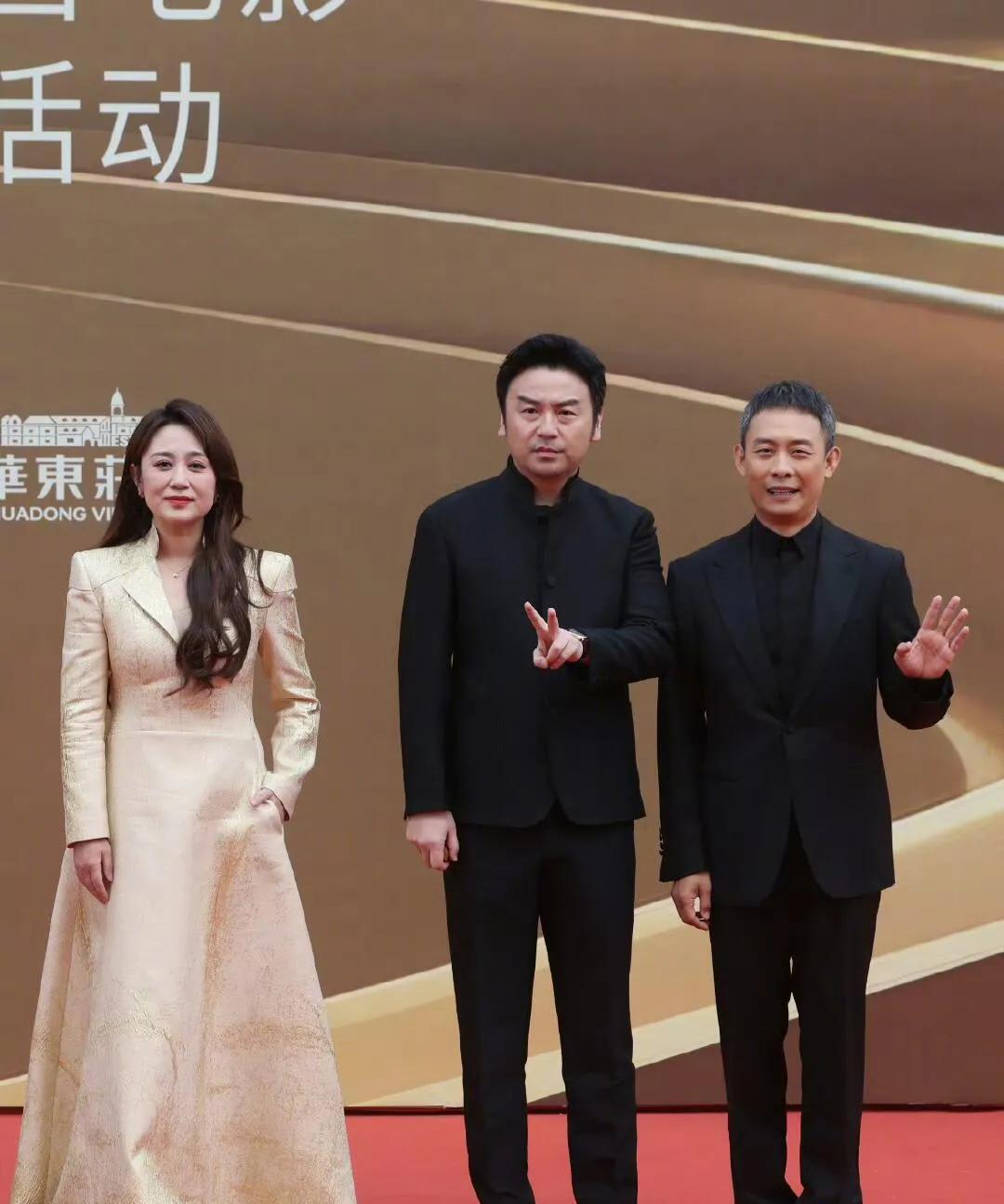 谁懂啊！华表奖红毯被《第二十条》剧组承包笑点了！雷佳音这显眼包，一本正经在张译头