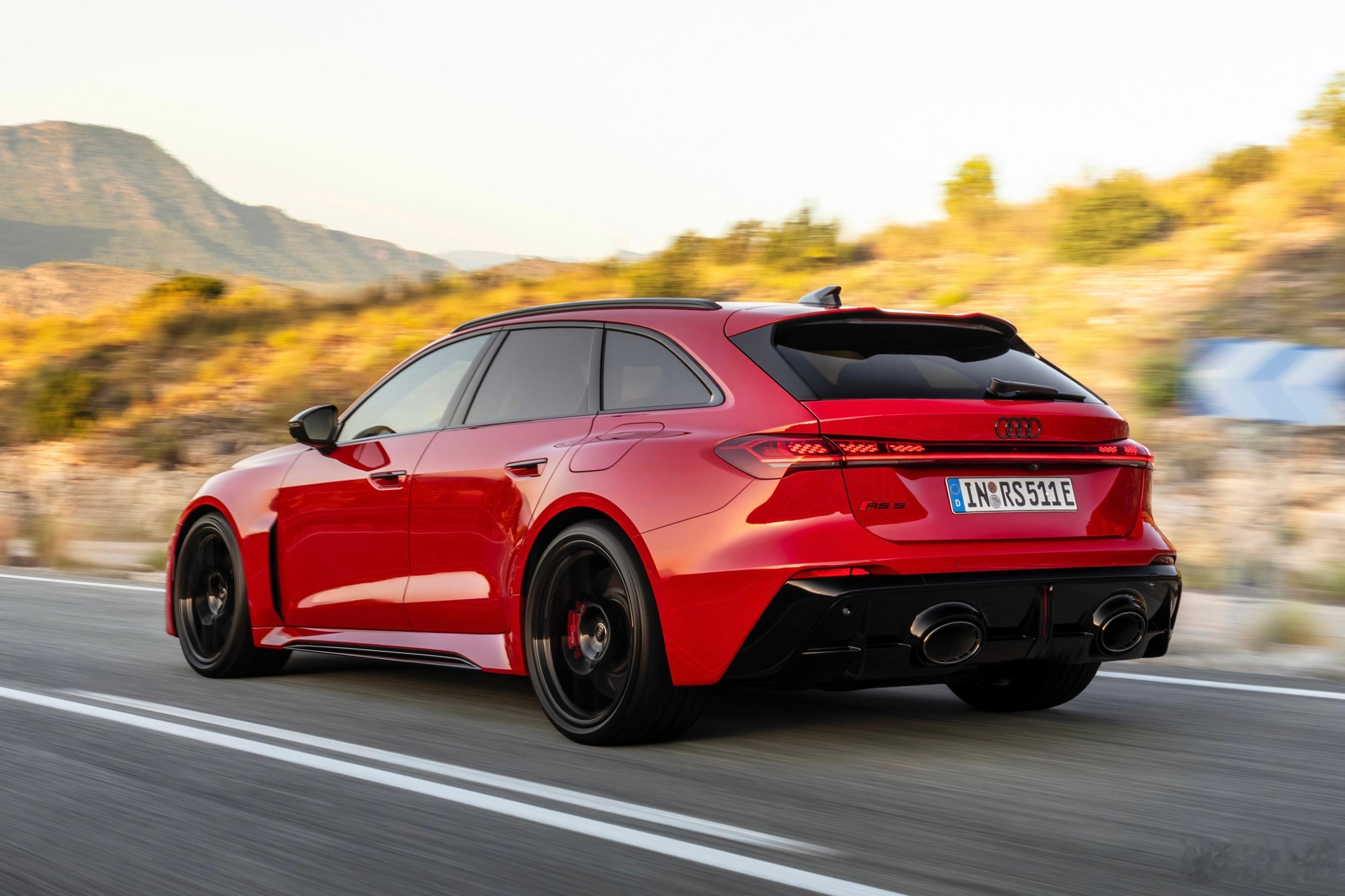 全新一代RS5Avant真的帅啊！果然永远可以相信奥迪的旅行车前后都加宽了40