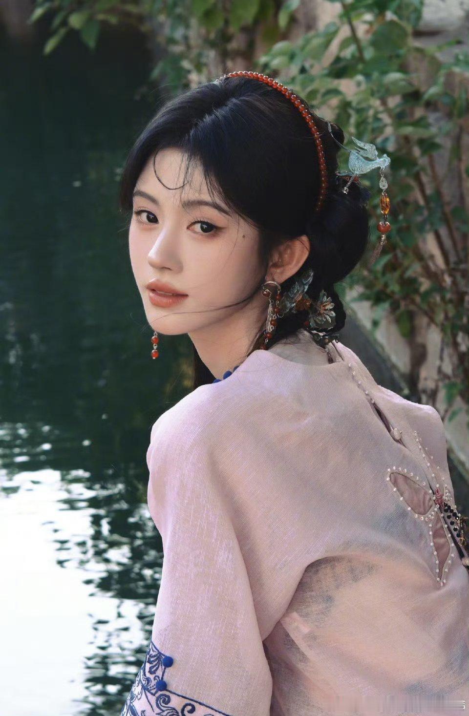 鞠婧祎这几张真的好像江南水乡的女子，温婉又带着灵动鞠婧祎​​​