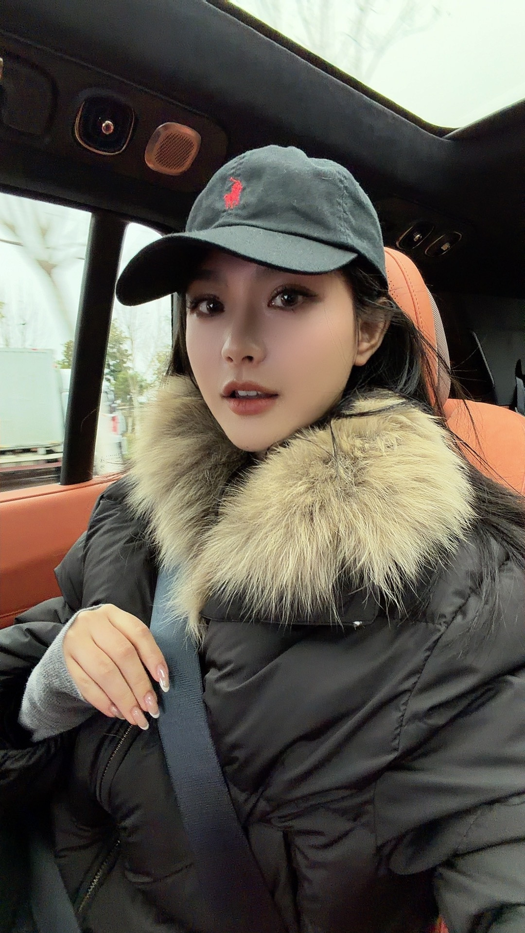 领克900🚗空间感受真不错！二排右侧是182，260斤的大晨子，腿部还剩不少