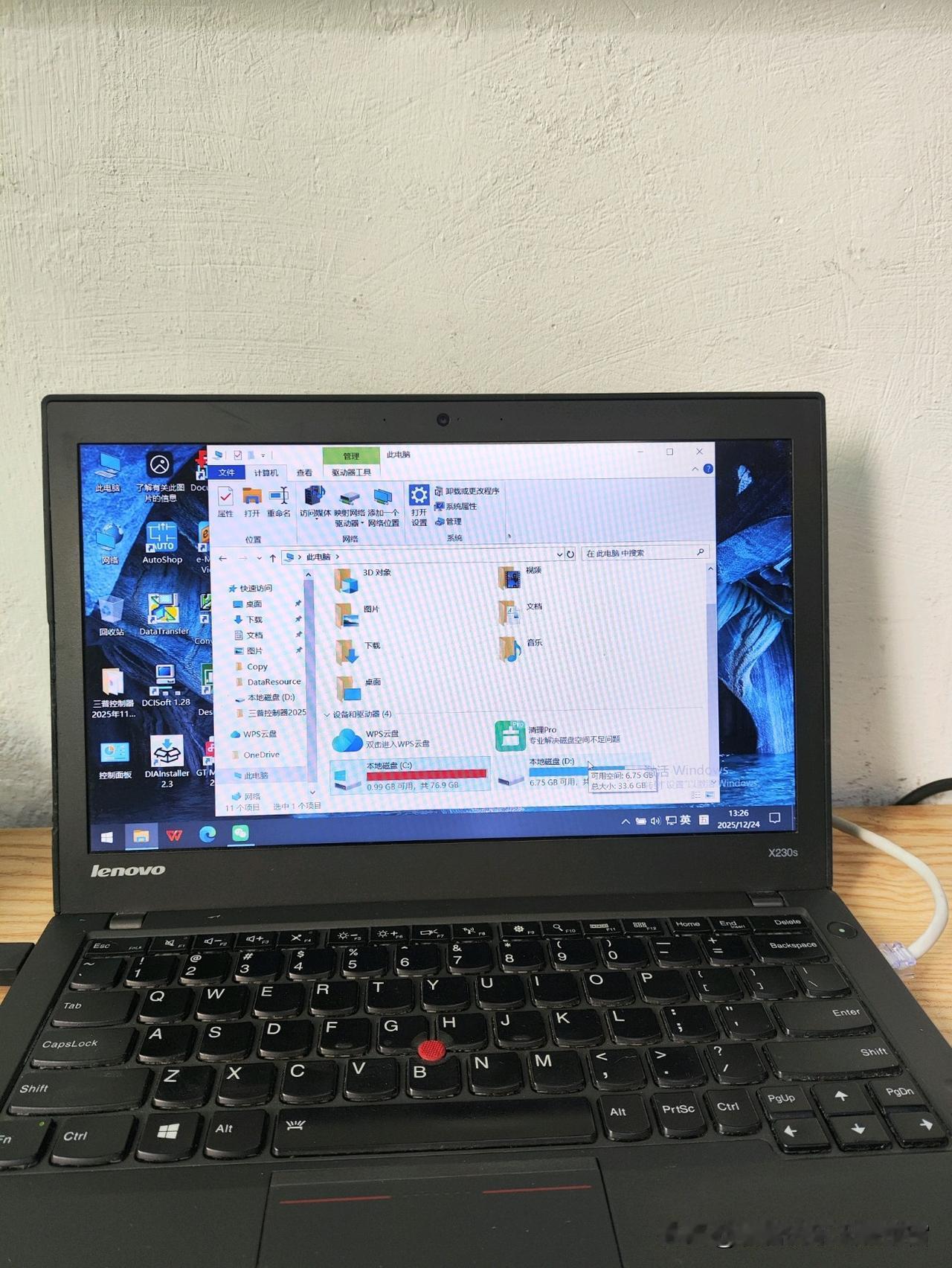 进了个奇葩的小厂，该不该跑路进了个几十人的小厂，包住不包吃，买五险一金，综合底