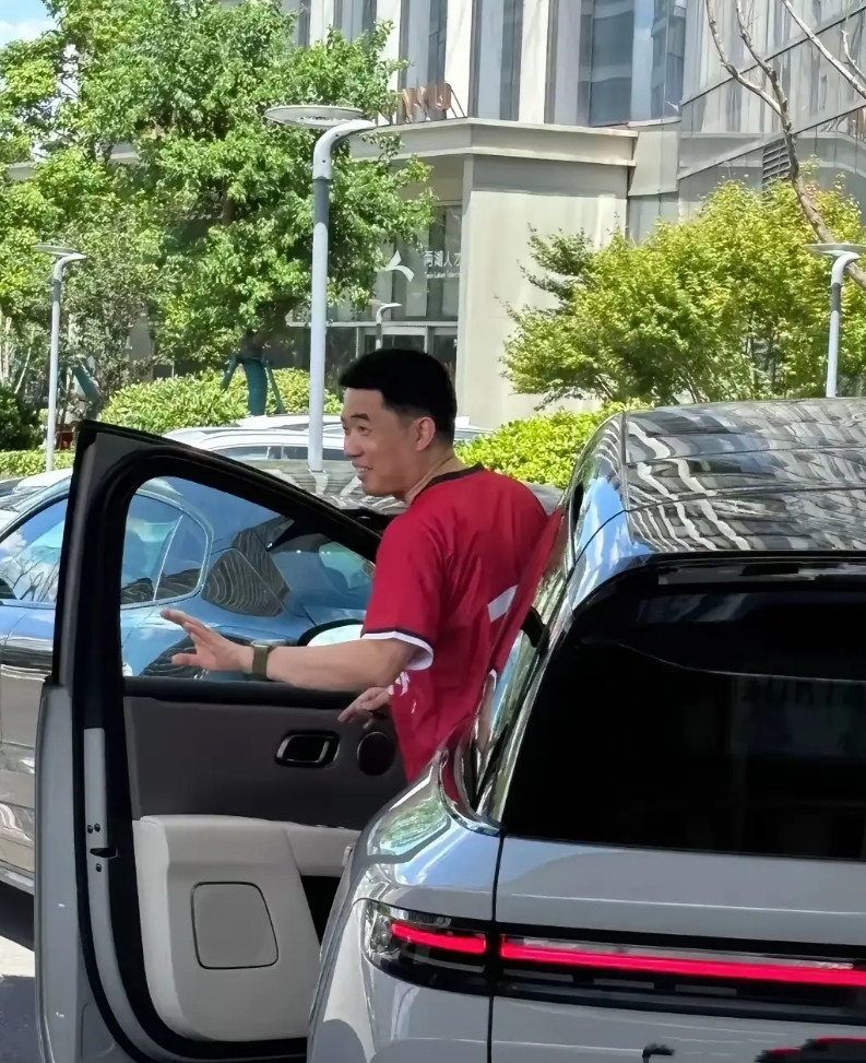 这次李想同学没有开他的法拉利，而是开着马上要上市的i8去看球！43岁的李想妥妥