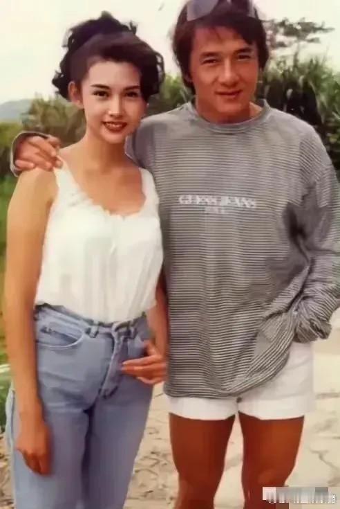 成龙和邱淑贞如果把裤子换一下是不是好看点？​​​