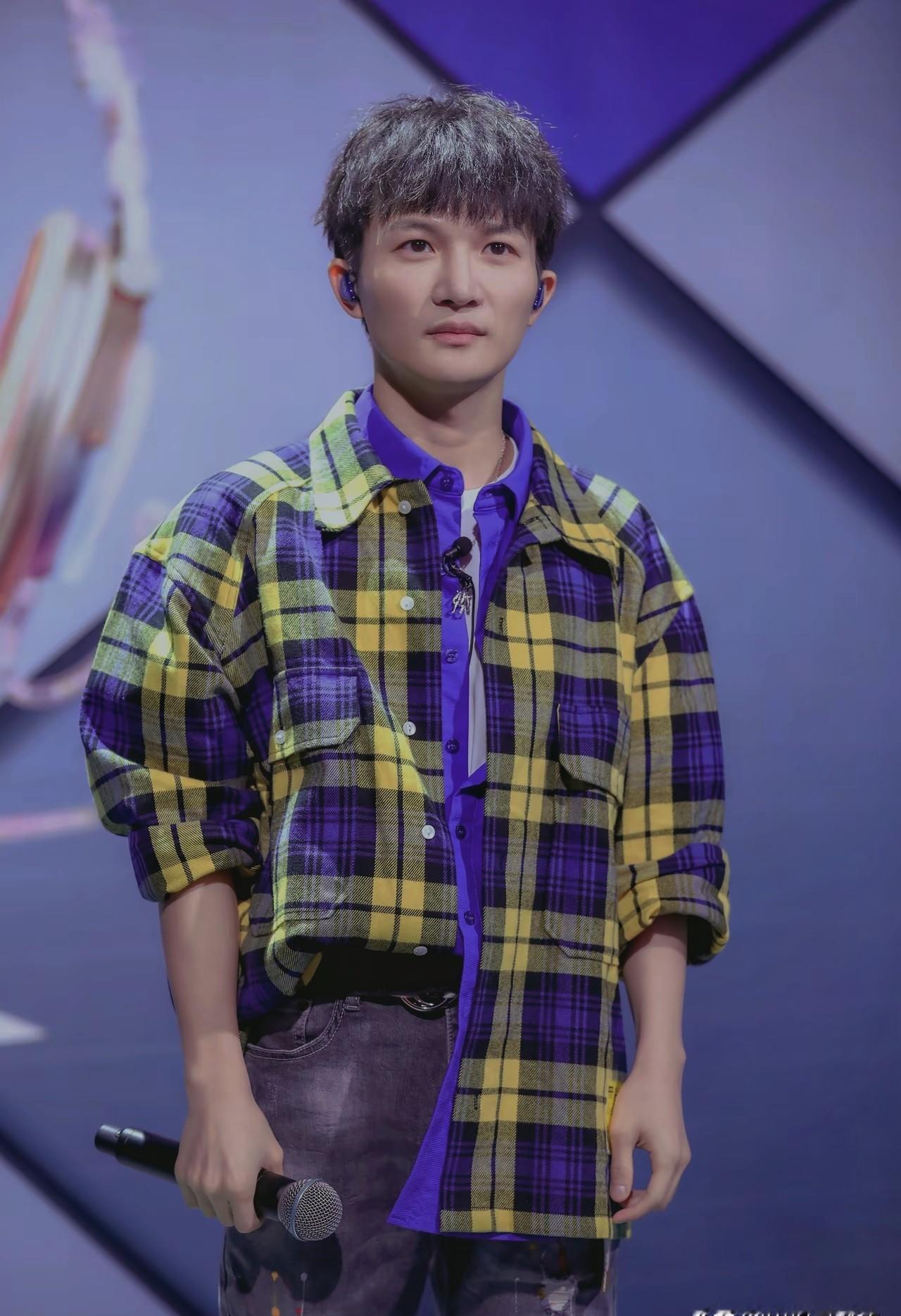 你发现没？当年把周深淘汰的那英，后来被周深一句话堵得当场愣住。2014年好声音