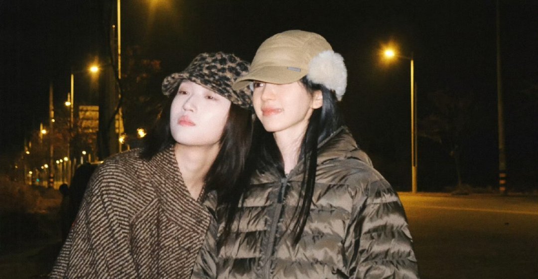 田曦薇王佳怡烟花背影照跨年夜烟花下，田曦薇与王佳怡并肩而立，姐妹情深。温馨一幕