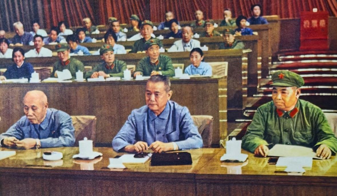 十大主席台上，三位领导人紧挨着坐。他们的革命资历都很老！都是开国元勋！