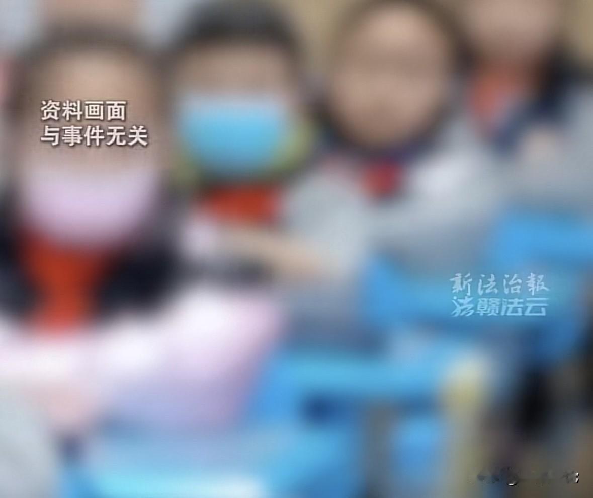 湖北武汉，3年级女孩课间在教室擦黑板，被一男同学阻碍，俩孩子因此发生口角，男同学