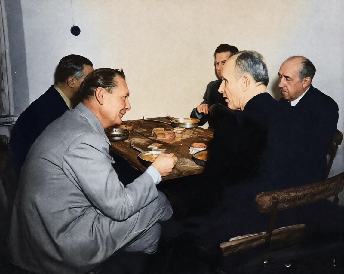 纳粹战犯在纽伦堡监狱。从左到右：戈林、邓尼茨、丰克、席拉赫。二战纳粹德军历