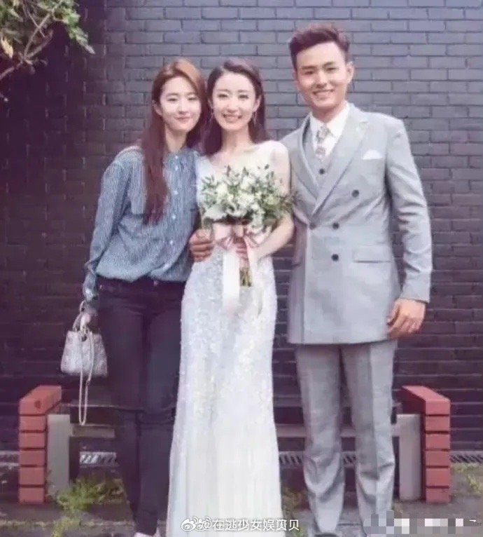 刘亦菲低调出席朋友婚礼，避免抢新娘风头。