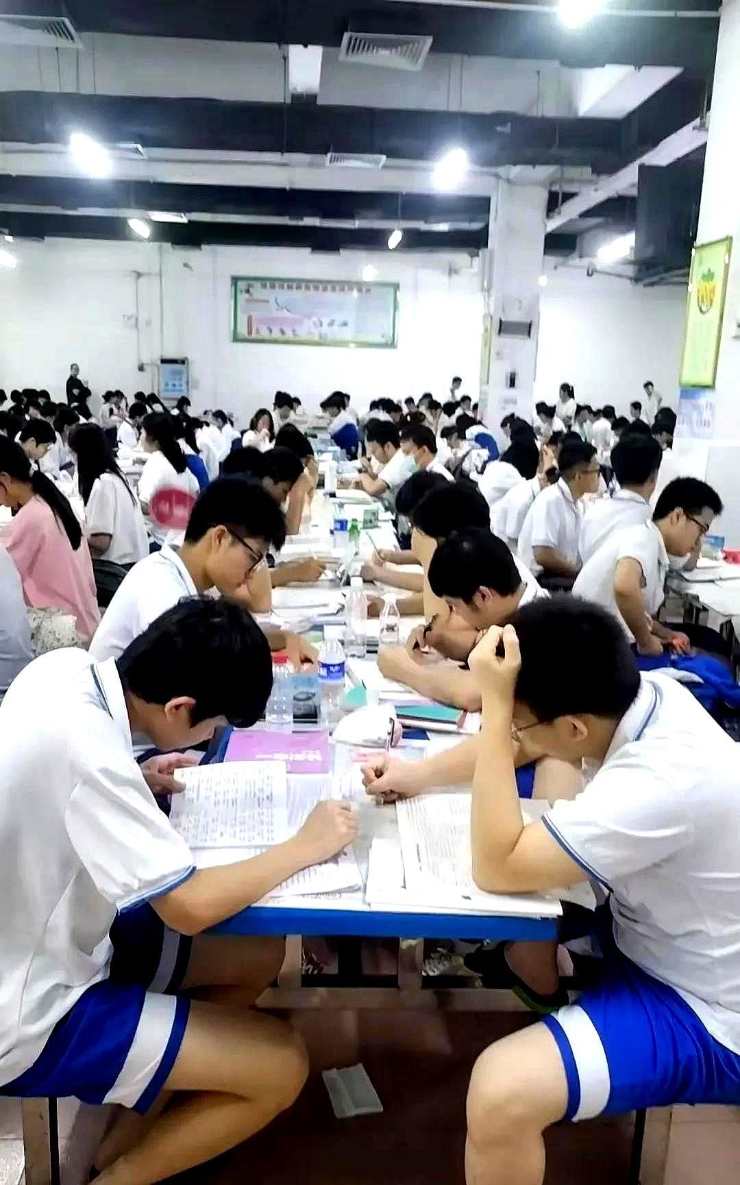 打电话问高考的儿子，儿子说：“我班几个同学在哭。”我问哭什么？儿子说他们在对数