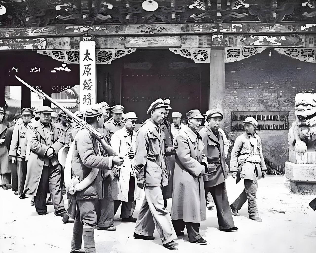 这是解放军攻入太原城后，太原守备司令王靖国统领晋绥军将领走出地下室投降时被拍下的
