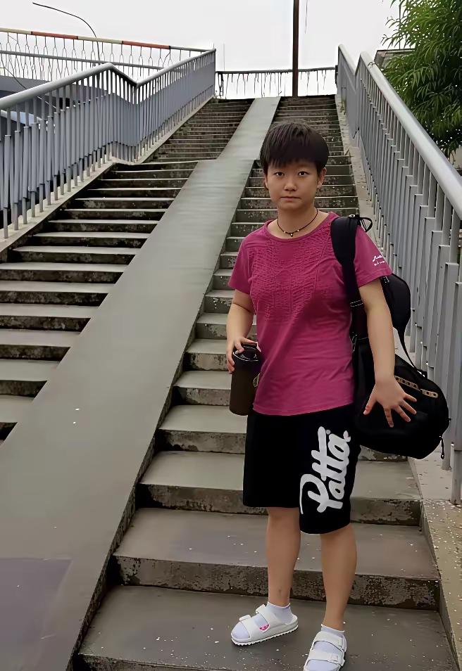 网上有人说：这张照片土得掉渣，是孙颖莎最想删掉的照片，没有之一。真的是这样吗？我