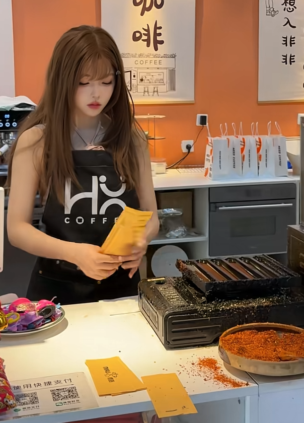 当有顾客的孩子想吃淀粉肠但他的妈妈说淀粉肠卖完了时