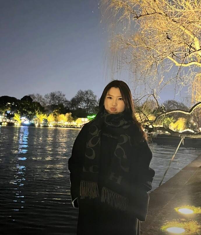 终于知道为什么头发扎着比披着更显脸小了..