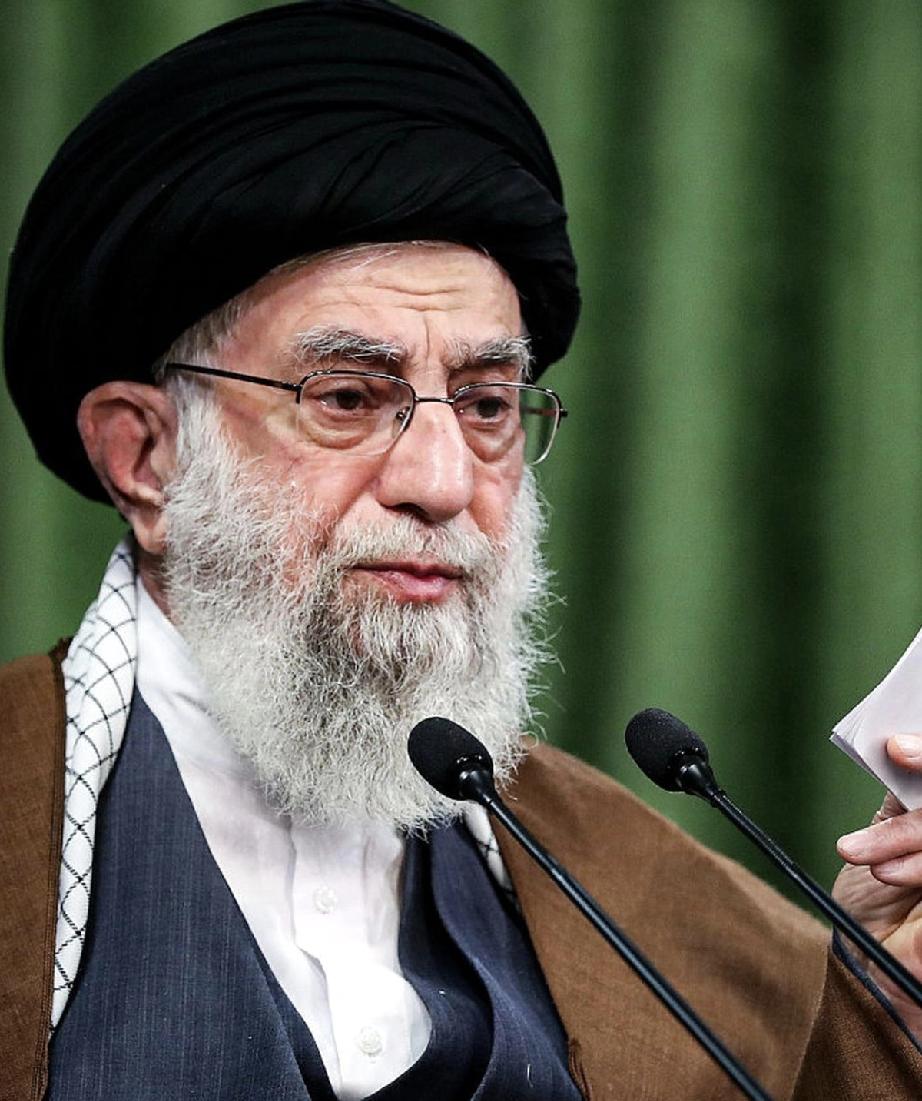 穆杰塔巴和哈梅内伊的神态很像。父子俩都有男子汉气概。