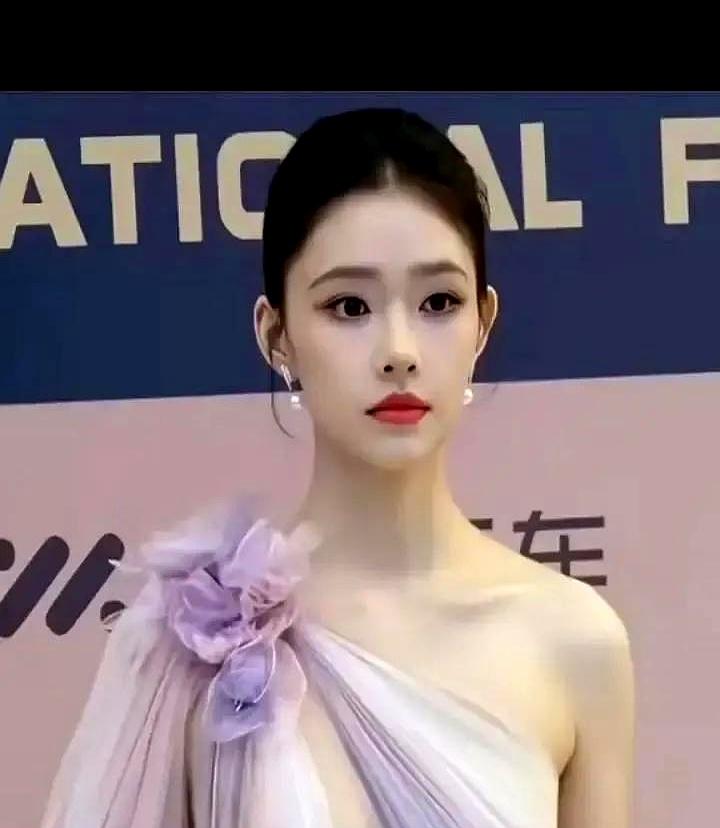 林允一年里三次差点走光，我刷到动图都替她捏汗。品牌给她穿上这些大胆的衣服